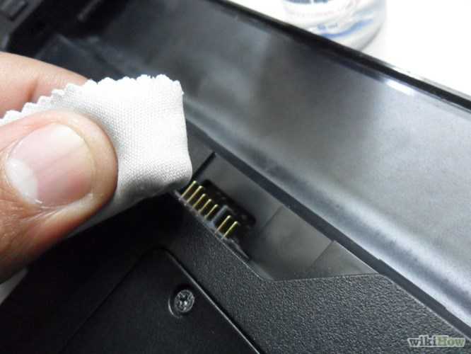 Làm sạch điểm tiếp xúc pin laptop